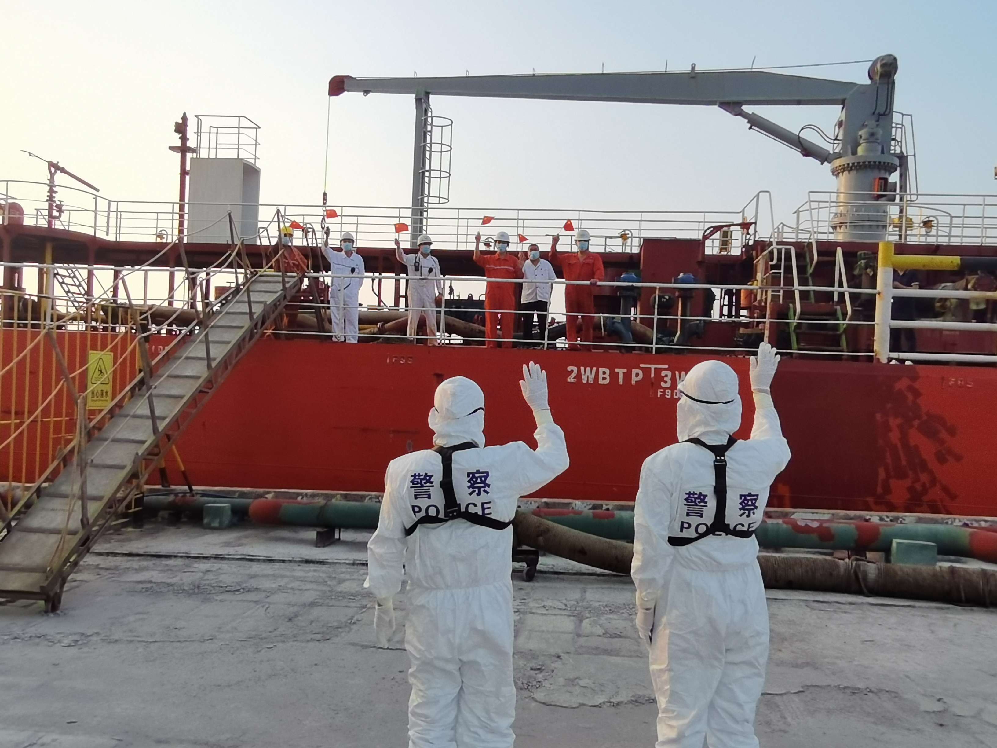 马村边检执勤民警完成勤务后与船员挥手道别.jpg 马村边检执勤民警完成勤务后与船员挥手道别.jpg