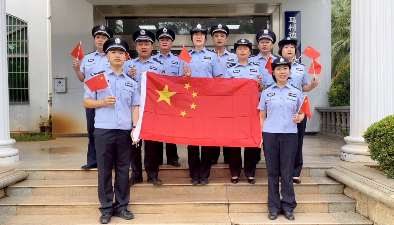 马村边检执勤民警手持国旗祝福祖国.jpg 马村边检执勤民警手持国旗祝福祖国.jpg