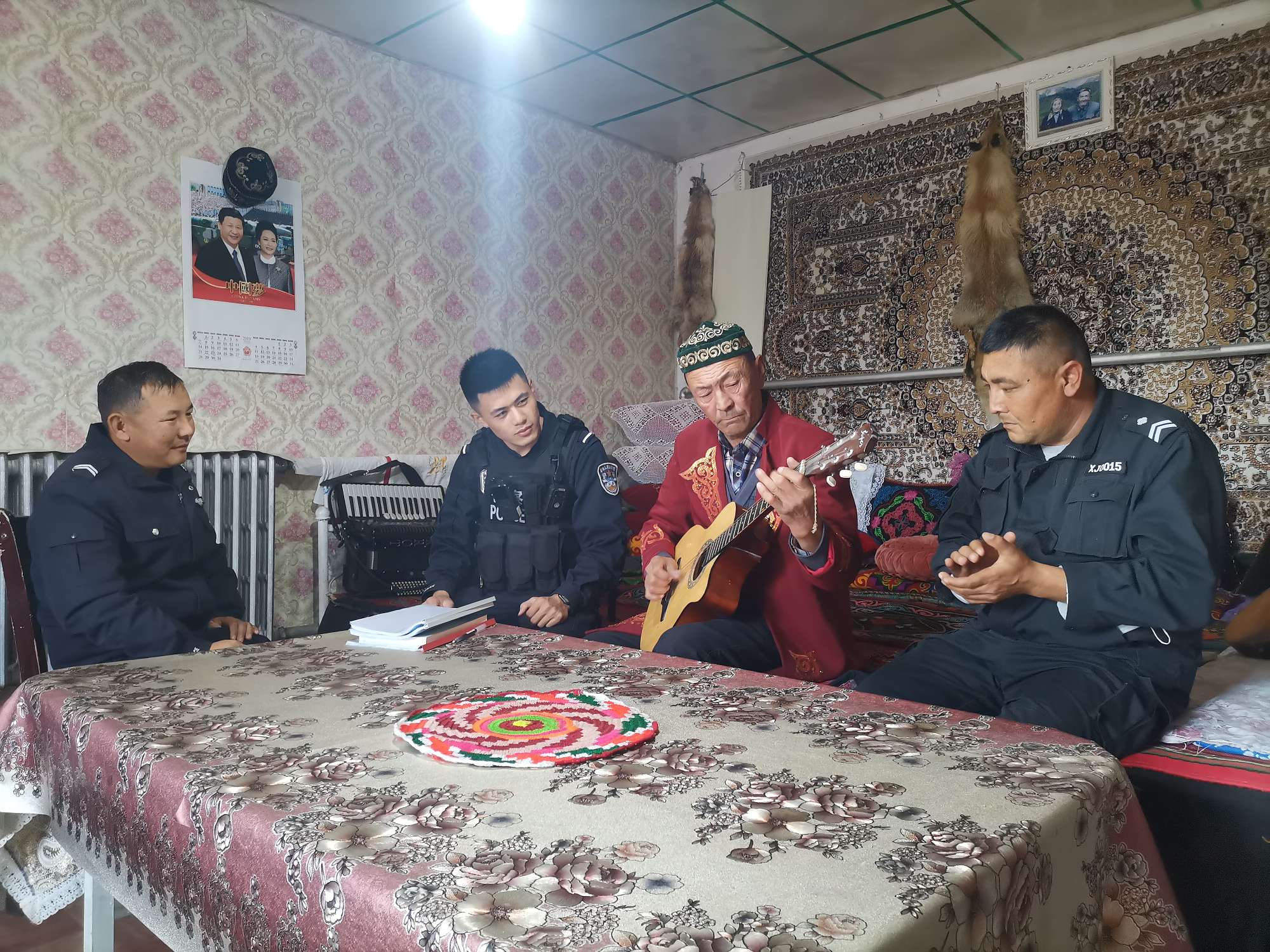 老人向民警展示不同乐器表演.jpg 老人向民警展示不同乐器表演.jpg