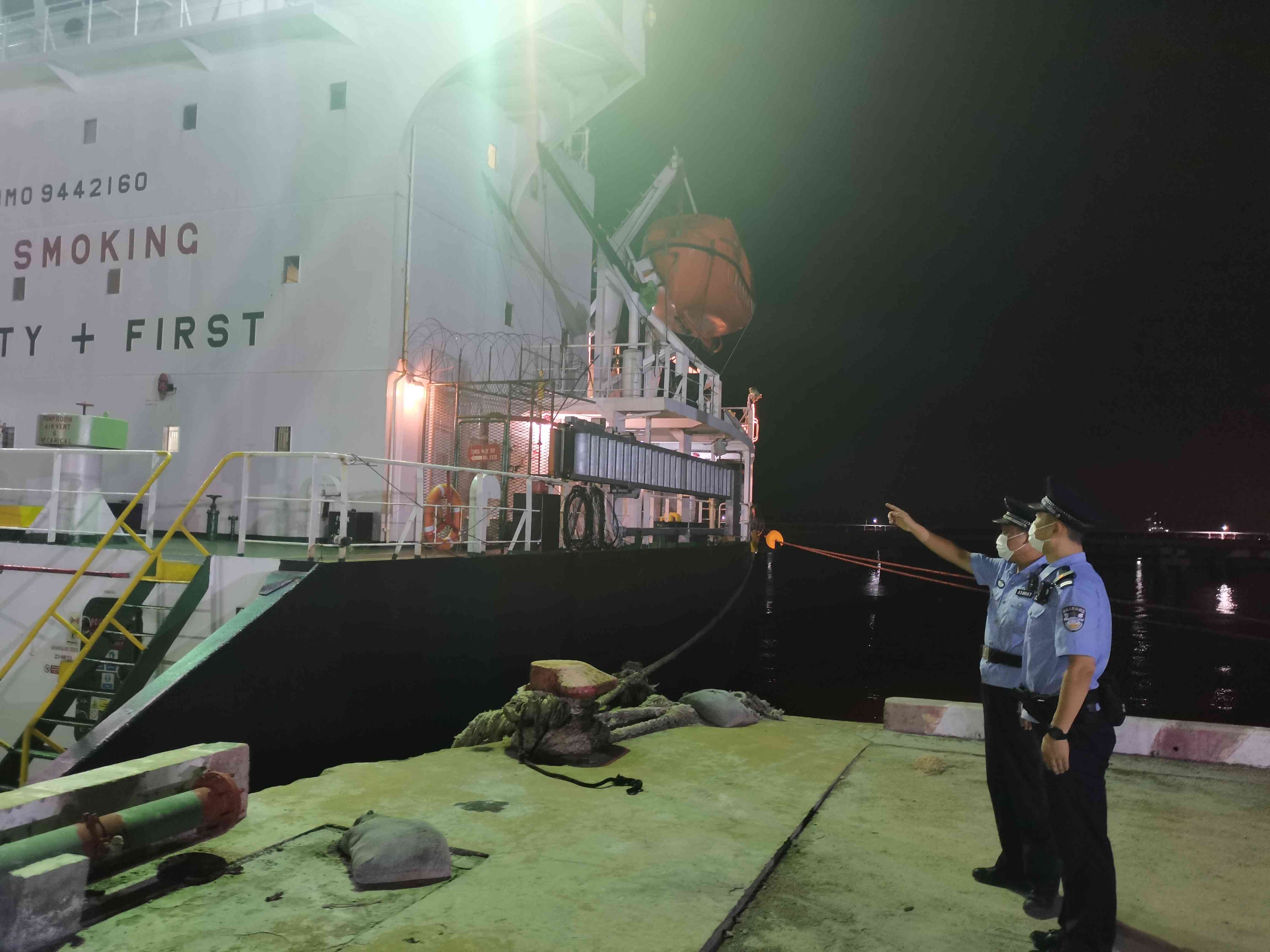 马村边检执勤民警夜晚在码头巡查监护.jpg 马村边检执勤民警夜晚在码头巡查监护.jpg