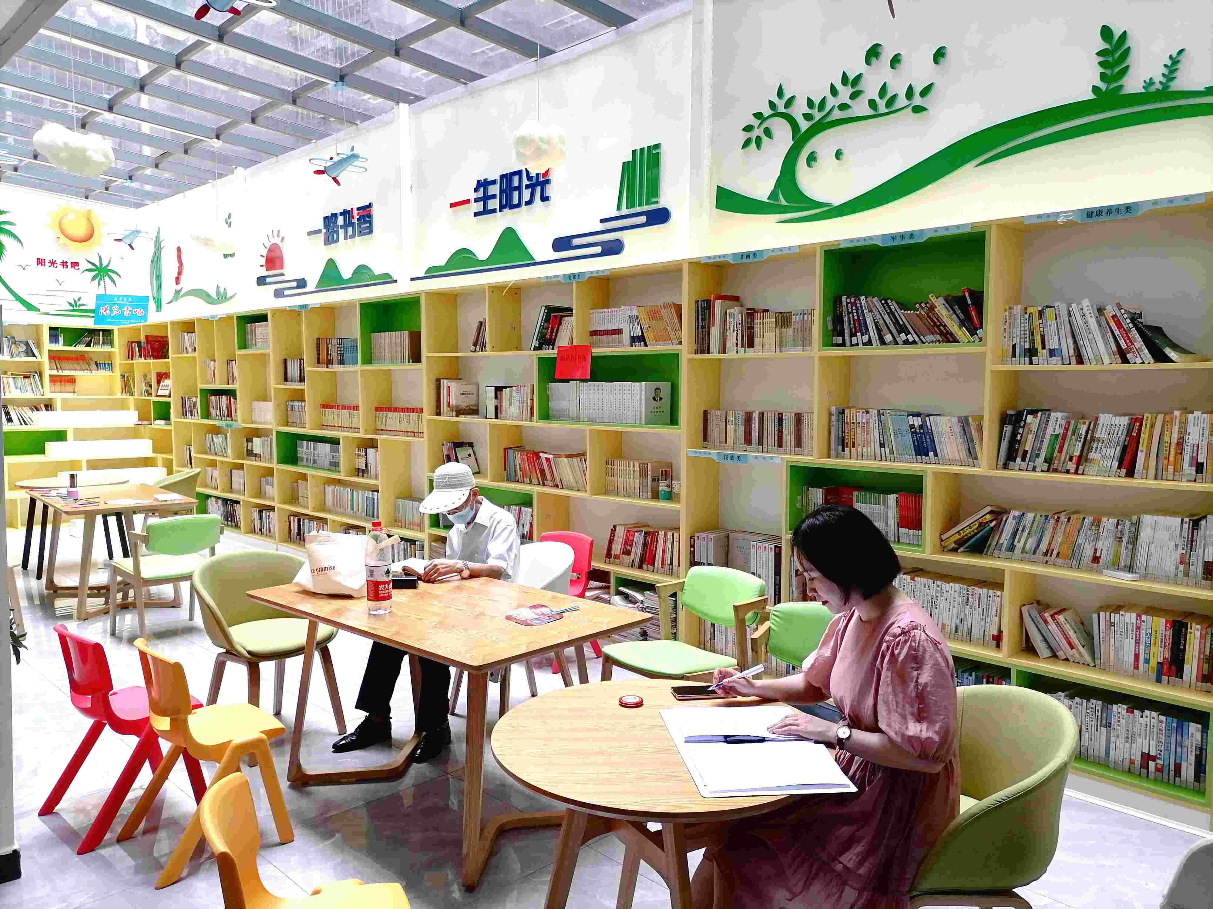 舞阳坝街道官坡社区“阳光书屋”内，居民正沉浸在书的世界(1).jpg
