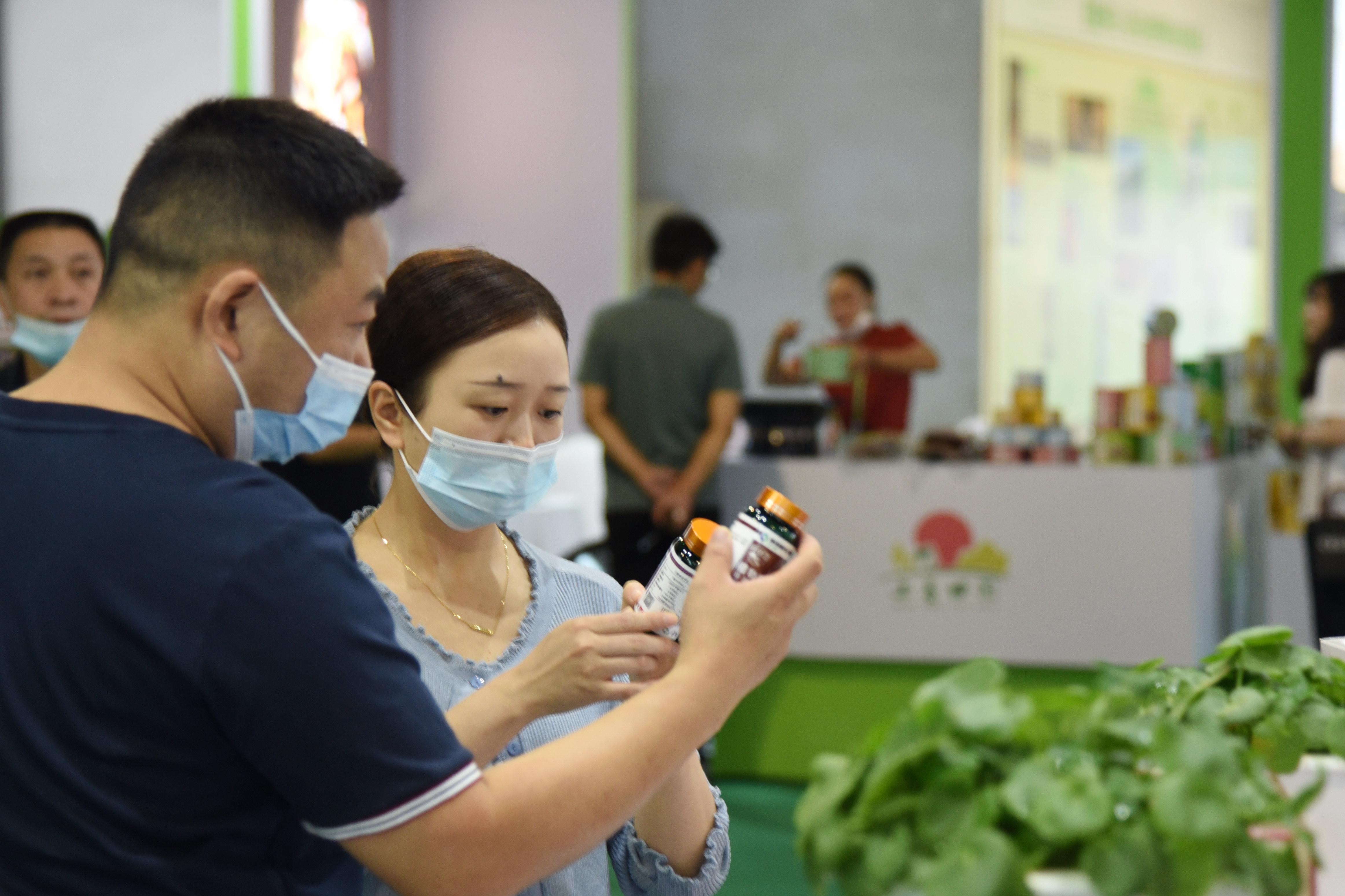 第六届硒博会上，与会嘉宾被恩施市企业的硒产品吸引驻足.jpg