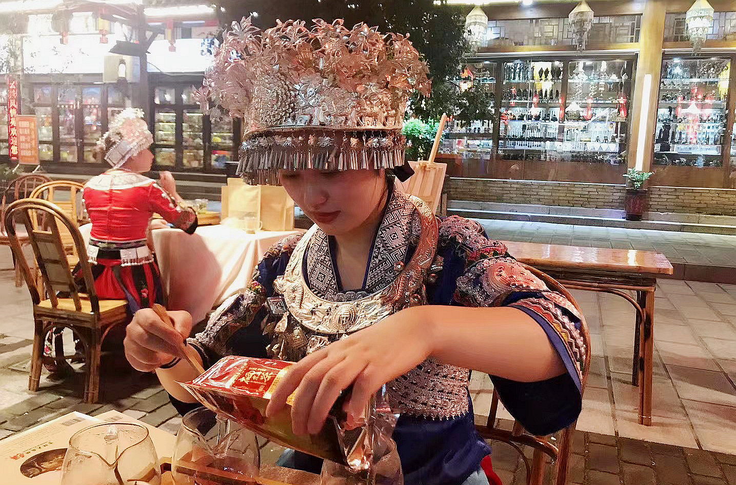 石芬在给客人斟茶.jpg