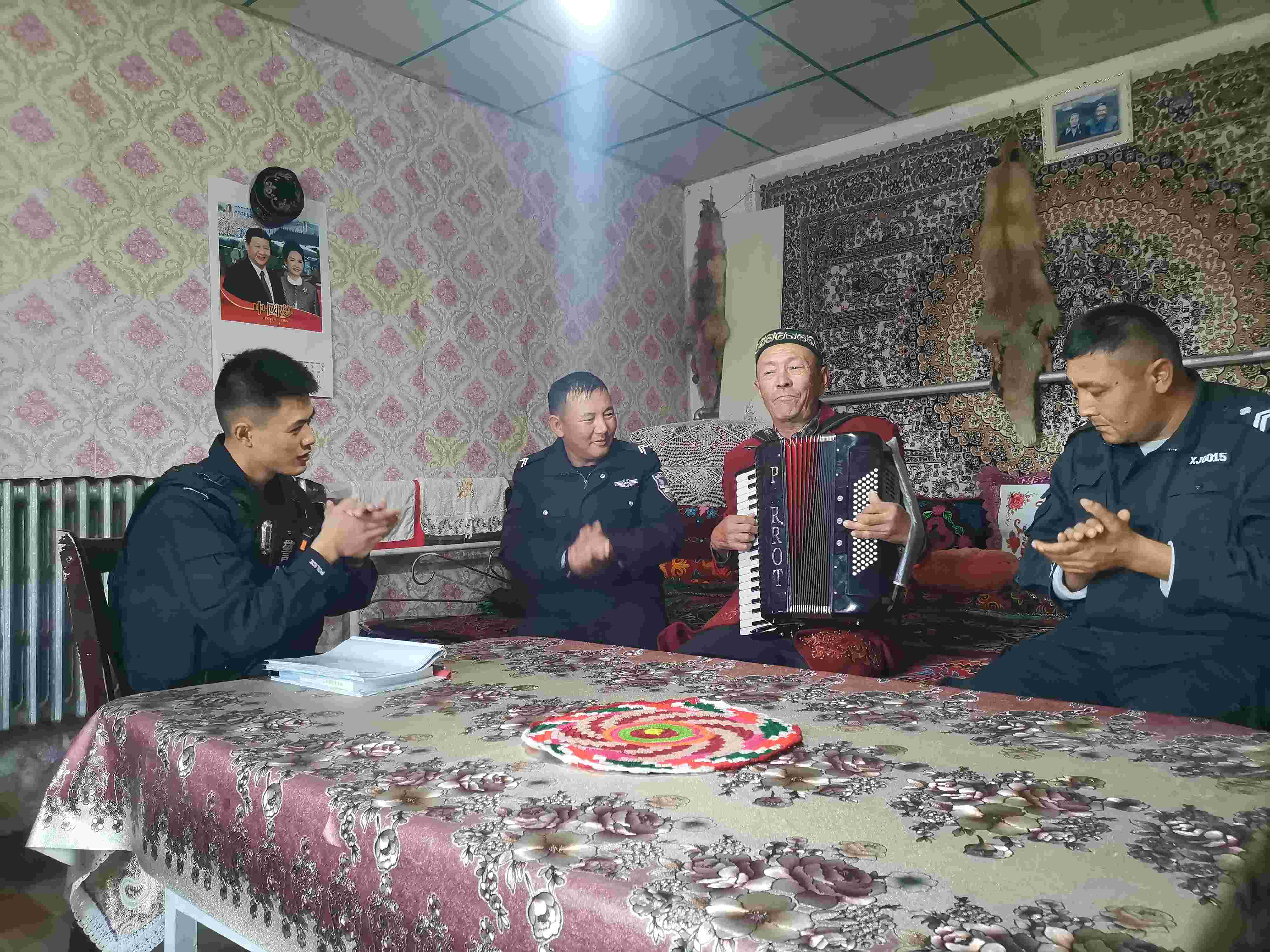 老人正在演奏:“新疆是个好地方”.jpg 老人正在演奏:“新疆是个好地方”.jpg