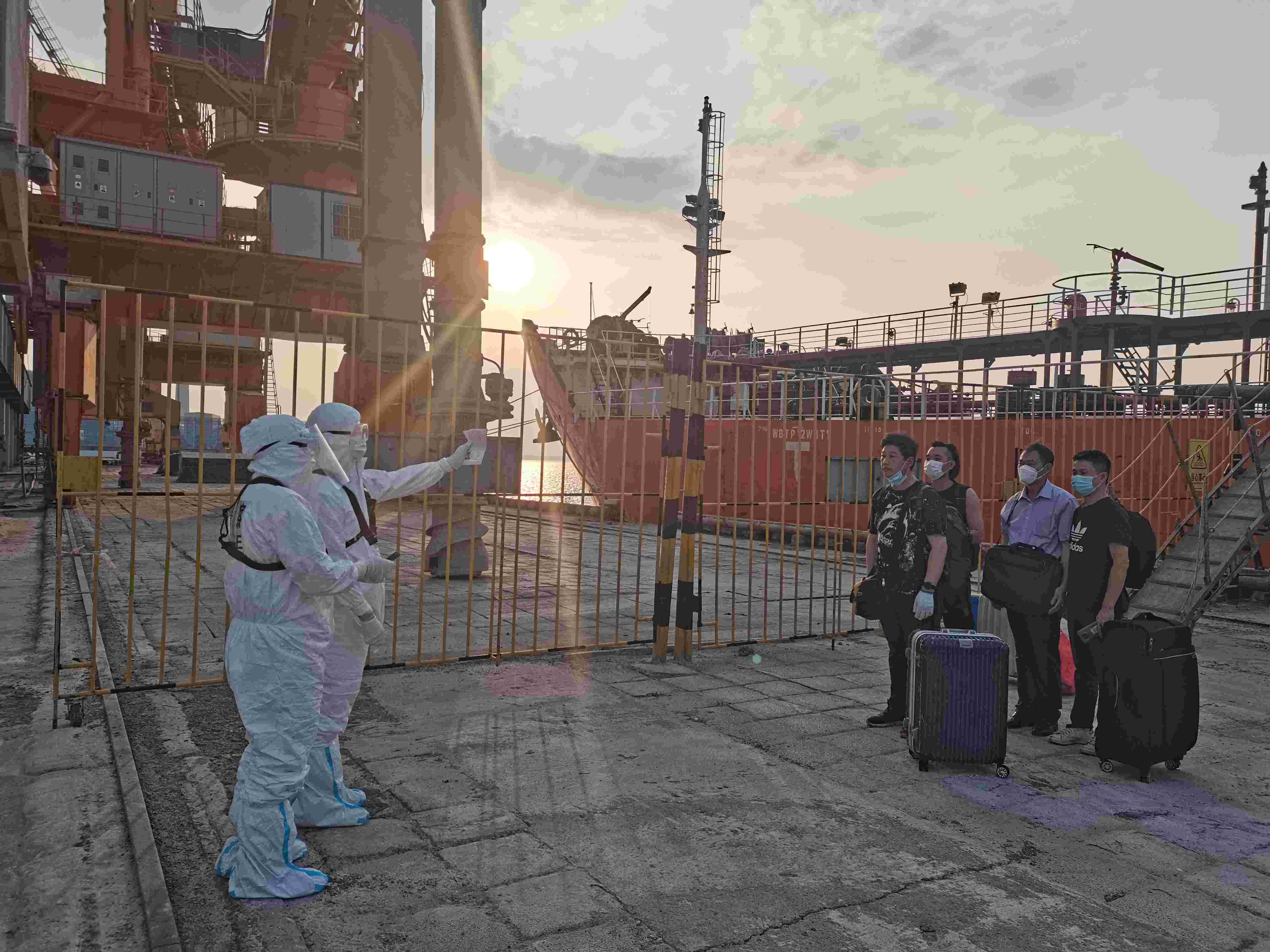 马村边检执勤民警对入境船员进行人证对照.jpg 马村边检执勤民警对入境船员进行人证对照.jpg