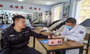 把健康和关爱送到民警心坎儿上