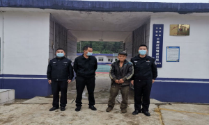十里村边境派出所帮助孤寡老人回家