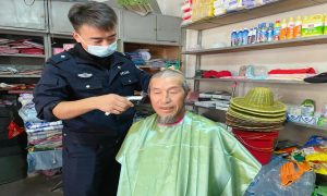 暖心！民警上门为辖区老人义务理发