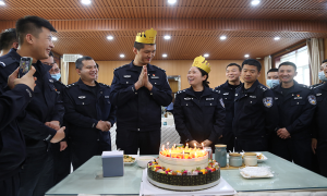 新疆老爷庙边检站的暖心集体生日会