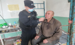 民警及时救助受伤群众 无私关怀温暖人心