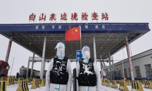G7“雪警”一线执勤 全力确保道路畅通