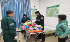 男子服药轻生 民警及时救助