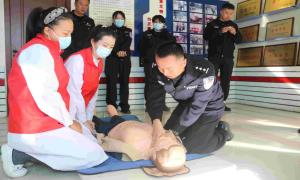 警医联动练急救 警务现场更应手