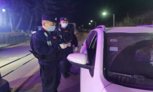 民警坚守岗位 保障群众安全出行