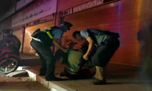 河口城关边境派出所巡逻民警救助一名醉酒群众