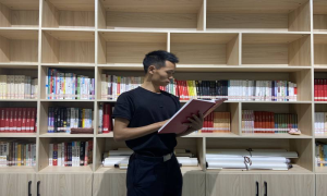 流动图书点进警营 民警乐享文化餐