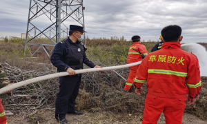 边境管理警察化身消防员扑灭一起火情