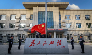 致敬共和国！新疆哈密老爷庙边检站隆重举行升旗仪式