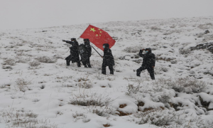 踏雪巡边 筑牢边境管控铜墙铁壁