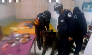 长白镇边境派出所暖心民警送醉酒男子回家
