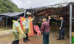 凭祥边境检查站党员民警与“圆规”赛跑主动走进辖区全力做好台风防御工作