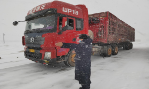 漫漫风雪路 民警保平安