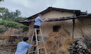 福建安溪：屋漏偏逢连夜雨 民警上门解难题