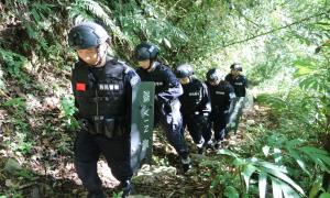 女警走上巡边路