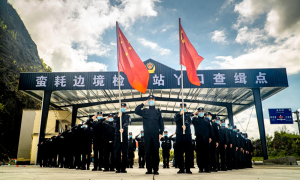 国庆边境党旗红 主题党日氛围浓