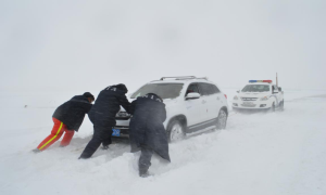 新疆哈密前山边境派出所民警暴雪天救援被困车辆