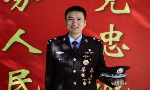 新警王涌：两三平米的工作台
