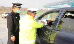 铁列克提大桥边境检查站积极开展十一节前道路安全宣传