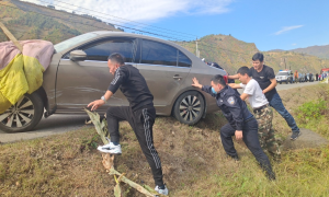 旅游车辆遇险  移民管理警察及时救助获赞誉