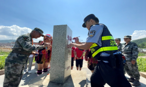 边疆警民心向党  世世代代共守边——峒中边境派出所开展“千里边疆同升国旗、同唱国歌、同巡界碑、同送祝福”活动