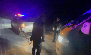暴风雪中移民警察紧急救援被困车辆