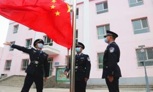 祝福祖国守护平安 共育家国情——新疆昌吉苏吉边境检查站民警联合北塔山牧场小学共同庆祝新中国成立72周年