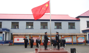同升一面旗  共抒爱国情——莫尔道嘎边境派出所与属地政府喜迎国庆