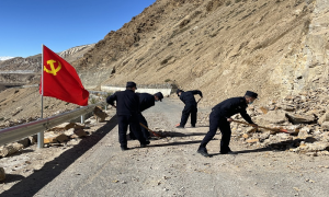 道路碎石无人管 民警助力解民忧