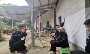 民警上门为高龄老人拍摄“最美证件照”