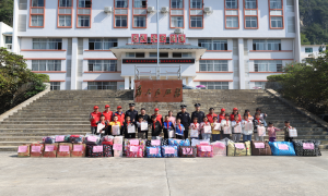 广西龙邦边检站开展“心系困难户、慰问暖人心”公益捐赠活动
