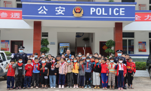 “红领巾进警营体验别样‘警彩’”