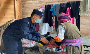 丙中洛边境派出所入户走访开展冬季防火宣传