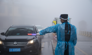 最美“警”色 雾雨中的坚守