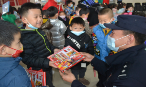 建国边境派出所联合社区到幼儿园开展防拐知识宣讲