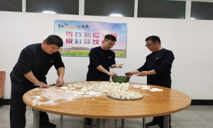 民警立冬日为环卫工人送水饺