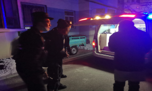 边警及时救助一受伤倒地醉酒男子