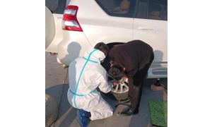 执勤民警帮助修车 真情服务温暖人心
