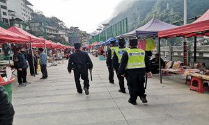 马吉集市巡逻队 护民爱民暖寒冬