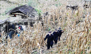 民警徒步进山上门服务为百岁老人办证