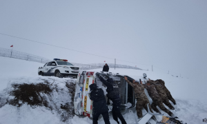 -20℃紧急救援，民警顶风冒雪3小时救出侧翻车辆